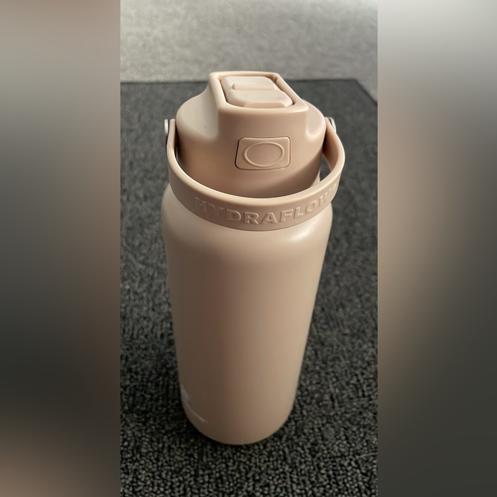 Hydroflo pale pink 34 oz stainlessss steel water bottle . Triple layered